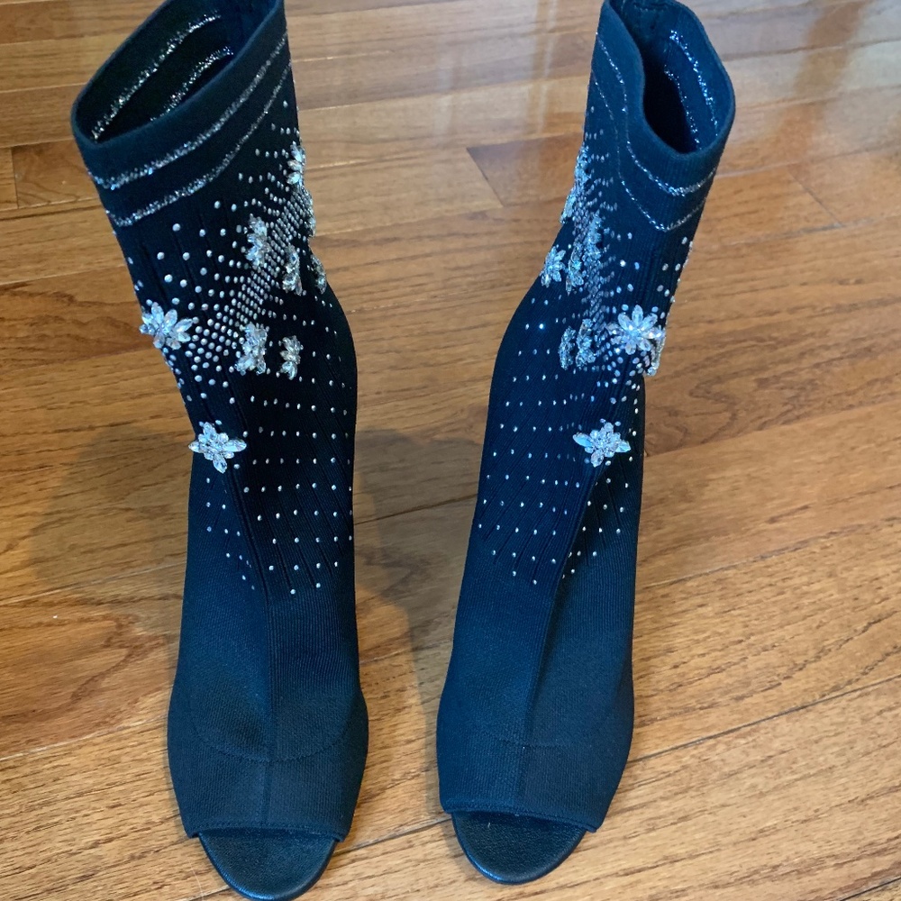 NWOB Badgley Mischka Black Embellished Fabric Knit Booties sz 8.5